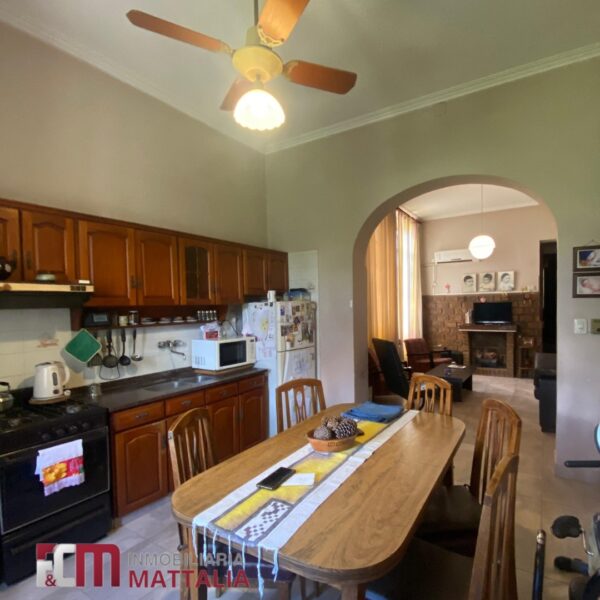 Encantadora casa con estilo tradicional y amplio patio – ideal para familias - Imagen 7