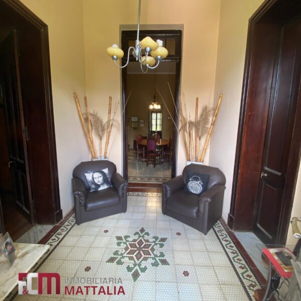 Encantadora casa con estilo tradicional y amplio patio – ideal para familias - Imagen 4