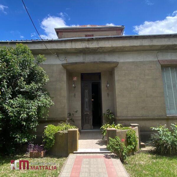 Encantadora casa con estilo tradicional y amplio patio – ideal para familias - Imagen 3