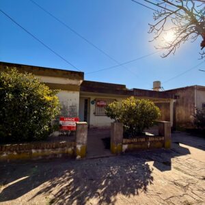 Casa en Venta – Amplio Terreno con Pileta y Espacios Verdes