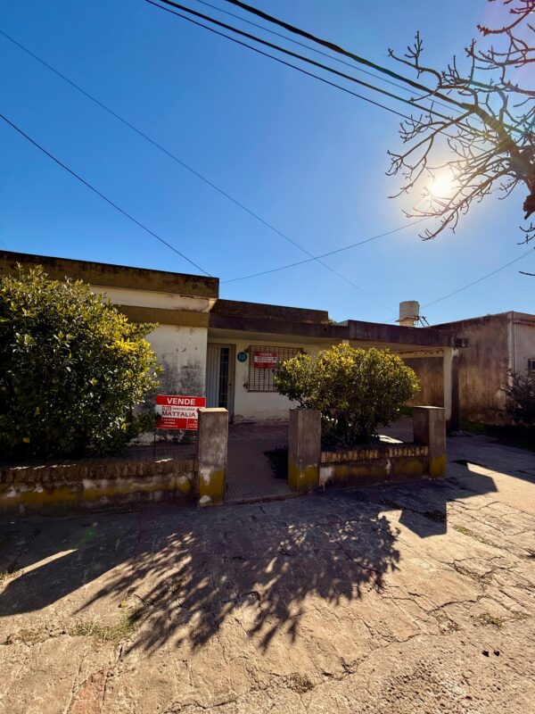 Casa en Venta – Amplio Terreno con Pileta y Espacios Verdes